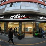 Doamna pentru curatenie laborator la cofetaria Alice